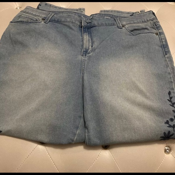NEW Style & Co Blue Denim Floral Cropped Jeans Size 16W - Picture 8 of 9